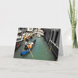 Tarjeta Festiva Góndolas y turistas en Venecia, Italia
