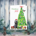 Tarjeta Festiva Gordon Setter, Bird y Christmas Tree<br><div class="desc">En la parte delantera de esta tarjeta de Navidades, un hermoso perro de Gordon Setter lleva un gorra de Santa Claus rojo y blanco mientras se sienta junto a un árbol de vacaciones. Los paquetes de regalo envueltos de forma brillante están dispersos por todo el mundo, y un bullfinch está...</div>