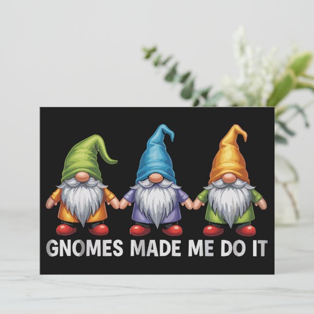 Tarjeta Festiva Graciosos Gnomes De Jardín Los Gnomes Me Hicieron  (Anverso de pie)