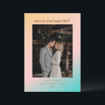 Tarjeta Festiva Gradiente Retro Pastel, foto de un Boda casado con<br><div class="desc">Playa de Verano Retro Vibes Pastels Gradiente Boda único mora y carta casada con foto</div>