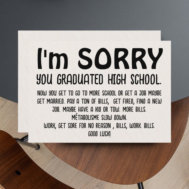 Tarjeta Festiva Graduación Graduada Gradual Graciosa - Sarcástica (Funny "Sorry Grad" Graduation Card - Sarcastic Congrats)