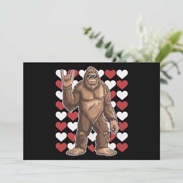 Tarjeta Festiva Gran Día de San Valentín Funny Hearts Sasquatch Lo (Anverso de pie)