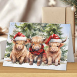 Tarjeta Festiva Granja de vacas de la región montañosa navideña<br><div class="desc">¡Estos Navidades, envíen sus más cálidos deseos a sus seres queridos con nuestras adorables tarjetas de Navidades de la vaca Highland! Con un trío adorable de terneros de la Highland, todos vestidos con atuendo festivo, estas tarjetas seguramente le harán sonreír a cualquiera. Vaca con sombrero de Santa y pañuelo de...</div>