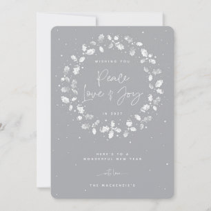 Tarjeta Festiva Gray Peace Love + Joy Hand Printed Holly Wreath