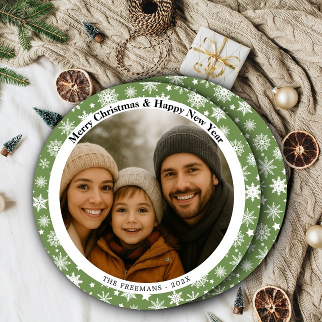 Tarjeta Festiva Green and White Snowflakes Holiday Photo (Modern green and white snowflake border round Christmas card)