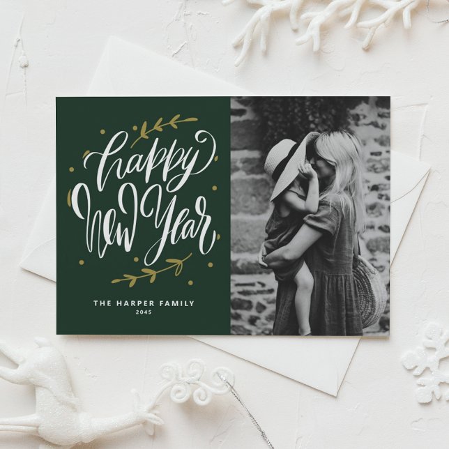 Tarjeta Festiva Green Calligraphy and Wreath New Year Photo (Customizable green photo Happy New Year card featuring modern calligraphy and wreath.)
