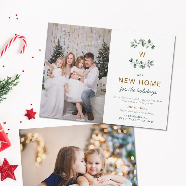 Tarjeta Festiva Green Gold Berries Moving Family Monograma 2 Fotos (Moving Announcement Family Monogram Two Photos Holidays Christmas Card Elegant Classy Modern Berries)