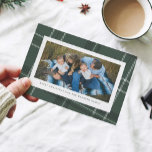 Tarjeta Festiva Green plaid frame one photo holiday card<br><div class="desc">A traditional green plaid gets a bit of a modern twist on this one-photo horizontal holiday card. Customize with your own greeting and name. The classic green plaid with a twist frames your family photo and coordinates with the Lea Delaveris Design modern plaid collection of home decor and holiday paper...</div>
