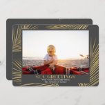 Tarjeta Festiva Green Sea Greetings Gold Palm Gray Beach Photo<br><div class="desc">Una tarjeta de vacaciones moderna con un simple mensaje "Beach" mínimo que dice "Sea Greetings" Personaliza con tus nombres, e imagen favorita. Si necesitas ayuda, por favor contacta conmigo (María) usando el botón de contacto de abajo o directamente en info@the52edit.com ... Feliz de ayudar! Imagen verde de color de Matt...</div>