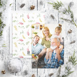 Tarjeta Festiva Green Winter Gold Merry Christmas Script Photo<br><div class="desc">¿Buscas una hermosa y única tarjeta de vacaciones para mandarla a tus amigos y familia este año? No busque más y venga a nuestra Gold Winter Greenery Merry Christmas Script Photo Holiday Card! Esta carta simple y elegante presenta tu foto favorita de color medio a oscuro, cubierta con 'Feliz Navidad'...</div>