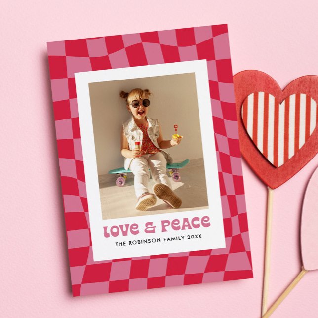 Tarjeta Festiva Groovy Retro Checkerboard Valentine's Day Photo (Groovy, retro photo Valentine's Day photo card with "love & peace" message)