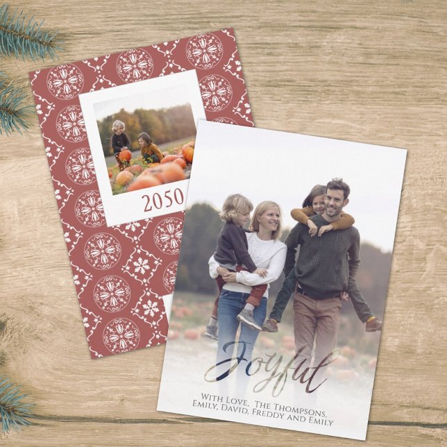 Tarjeta Festiva Guión alegre de vacaciones Invierno Rojo Snowflake (Christmas holiday Joyful typography photo card template.)