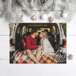 Tarjeta Festiva Guión de caligrafía moderna Felices vacaciones fot<br><div class="desc">Editar y personalizar para cambiar el nombre,  año y tipo de letra o para mover y escalar la superposición del guión de "fiestas felices".</div>