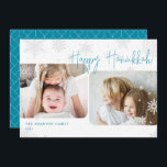 Tarjeta Festiva Guión de nieve | 2 Photo Happy Hanukkah Holiday Ca<br><div class="desc">El diseño simple y moderno de la tarjeta Hanukkah incluye dos de tus fotos favoritas con una alineación de desvío, enmarcada por copos de nieve caídos. "Happy Hanukkah" aparece en la moderna letra de escritura informal azul acuática, con tu apellido y el año en la esquina inferior izquierda. Un diseño...</div>