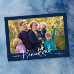 Tarjeta Festiva Guión moderno Happy Hanukkah Photo<br><div class="desc">Esta tarjeta de felicitación plana Hanukkuh presenta una foto horizontal sobre un fondo azul oscuro y se acentúa con texto de escritura a mano moderno.</div>