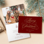 Tarjeta Festiva Guión navideño rojo y dorado plegado<br><div class="desc">Esta tarjeta plegada con fotos de los Navidades incluye elegantes y románticas letras de caligrafía rápida con un ramo de berry en invierno y una foto en el interior. Para una personalización más avanzada de este diseño,  haga clic en el BOTÓN HERRAMIENTA DE DISEÑO AZUL de arriba.</div>