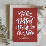 Tarjeta Festiva Guión rojo feliz Natal e Próspero Ano Novo<br><div class="desc">Feliz Natal e Próspero Ano Novo! Envíe sus deseos de vacaciones a amigos y familiares con esta tarjeta de Navidades de personalizable. Esta tarjeta de Navidades portugueses incluye caligrafía moderna. Personalice agregando sus detalles. Esta tarjeta de Navidad personalizado está disponible en otros colores y material de cartón. Los elementos coincidentes...</div>