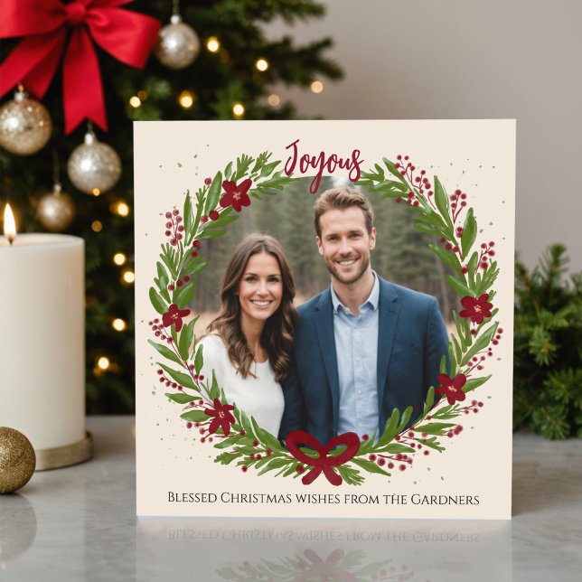 Tarjeta Festiva Guirnalda de Acuarela Chic Arco Verde Rojo Moderno (Custom watercolor holiday card with a chic wreath, poinsettias, and your photo.)