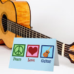Tarjeta Festiva Guitarra de amor por la paz<br><div class="desc">Una tarjeta de Navidades guitarristas genial con un signo de paz,  corazón y una guitarra con un hermoso fondo azul. Una linda tienda de instrumentos musicales que lee la guitarra Peace Love.</div>