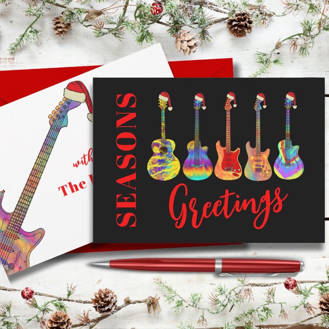 Tarjeta Festiva Guitarras vistiendo saludos de la temporada de San (Cool guitars seasons greetings funny colorful guitars wearing Santa hats on black background )