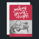 Tarjeta Festiva Hacer brillar a los espíritus<br><div class="desc">¡Envíe alegría de vacaciones con una tarjeta de foto festiva! Esta divertida tarjeta fotográfica de vacaciones incluye texto con letras a mano que dice "Haciendo brillantes los espíritus" con estrellas dibujadas a mano en un fondo retro rojo. Para una personalización más avanzada de este diseño, simplemente seleccione el botón "Personalizar...</div>