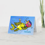 Tarjeta Festiva HANUKKAH ח נ ו כ ה Funny Cute personalizado HEBREW<br><div class="desc">Happy Hanukkah ח נ ו כ ה es una divertida y colorida tarjeta de felicitación. El bonito pez amarillo parduzco lleva una corona como una vela y sostiene una dreidel :) Esta tarjeta adorable es la tarjeta perfecta para un saludo perfecto de Hanukkah. Esta magnífica tarjeta tiene una gama de...</div>