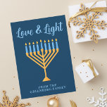 Tarjeta Festiva Hanukkah Amor y Personalizado ligero Menorah Oro A<br><div class="desc">Cute personalizado Tarjeta de amor y luz Hanukkah para una familia judía o un fiesta Chanukah con sinagoga. Personaliza con tu propio apellido o información de grupo en azul bajo la menorah oro de bonito.</div>