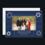 Tarjeta Festiva Hanukkah Blue Silver Star de David Photo<br><div class="desc">Minimal clásico de plata Bar/Bat Mitzvah y Hanukkah moderna Star of David con un fondo sólido crea un diseño elegante y sofisticado. Para obtener otros colores de coordinación o productos coincidentes,  visite JustFharryn @ Zazzle.com o póngase en contacto con el diseñador,  c/o Fharryn@yahoo.com Todos los derechos reservados. Zazzlemade.</div>