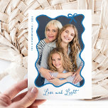 Tarjeta Festiva Hanukkah Bow | Marco fotográfico azul y blanco ond<br><div class="desc">Estas adorables tarjetas Hanukkah muestran tu foto favorita en un moderno marco ondulado azul con una brillante proa,  sobre un simple fondo blanco. La escritura moderna dice "Amor y luz",  y hay espacio para un mensaje personal en la parte de atrás.</div>