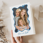 Tarjeta Festiva Hanukkah Bow | Marco fotográfico azul y blanco ond<br><div class="desc">Estas adorables tarjetas Hanukkah dobladas muestran tu foto favorita en un marco ondulado de moda azul con un arco caprichoso,  sobre un simple fondo blanco. La escritura moderna dice "Amor y luz",  y hay espacio para un mensaje personal dentro.</div>