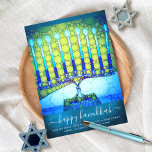 Tarjeta Festiva Hanukkah Elegante Menorah verde azul en la planici<br><div class="desc">"Feliz Hanukkah". Un ilustracion fotográfico de primer plano de una menorah artística azul brillante, colorida, sobre un fondo azul verde azulado texturado te ayuda a inaugurar las vacaciones de Hanukkah. Siente el calor y la alegría de la temporada de vacaciones cada vez que envíe esta impresionante y colorida tarjeta de...</div>
