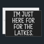 Tarjeta Festiva Hanukkah, estoy aquí para los judíos de Latkes<br><div class="desc">Hanukkah,  estoy aquí para la festividad judía de Latkes</div>