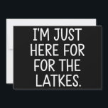 Tarjeta Festiva Hanukkah Estoy Aquí Solo Por Las Latkes Judías<br><div class="desc">Hanukkah Estoy Aquí Solo Por Las Latkes Fiesta Judía</div>