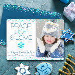 Tarjeta Festiva Hanukkah Foto Paz Alegría Amo Snowflake Moderno<br><div class="desc">"Paz, alegría y amor." Un ilustracion divertido, lúdico, con copos de nieve y una tipografía moderna sobre un fondo blanco te ayudan a iniciar la temporada de Hanukkah, junto con la foto personalizado de tu elección. Los falsos puntos de Relieve metalizado turquesa encuadran la carta. Siente la calidez y alegría...</div>