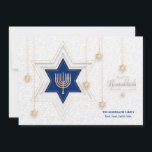 Tarjeta Festiva Hanukkah Greetings Holiday Card<br><div class="desc">Una elegante tarjeta de felicitación Hanukkah con una estrella de David y Menorah. (Imagen de pikisuperstar de Freepik.com). La tarjeta es fácil de personalizar con su texto, fuente y color de fuente. ¿No es exactamente lo que buscas? Todos nuestros productos pueden ser personalizados diseñados para satisfacer sus necesidades sin cargo...</div>