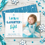 Tarjeta Festiva Hanukkah Latkes Luz de la risa Fotografía Rusa Mad<br><div class="desc">"Lágrimas, risas y luz". Una tipografía divertida, caprichosa y artesanal, junto con las Estrellas de David en un polvoriento azul, turquesa y verde azulado sobre un rústico fondo de madera blanca, junto con la foto de su elección, le ayudan a entrar en Hanukkah. Las líneas blancas dibujadas a mano y...</div>