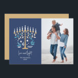 Tarjeta Festiva Hanukkah Love & Light Floral Menorah Photo Card<br><div class="desc">Tarjeta fotográfica Hanukkah Love & Light Floral Menorah. Personalice el texto personalizado anterior. En nuestra colección "Floral Hanukkah Menorah y Dreidel" se pueden encontrar elementos de coordinación adicionales.</div>