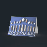 Tarjeta Festiva Hanukkah Menorah<br><div class="desc">Crea tu tarjeta de vacaciones personalizada con nosotros! Cumplir con sus deseos de tarjetas de vacaciones insertando su propio mensaje, una foto familiar o mantenerla como es! Una parte de todas las ganancias de las tarjetas de vacaciones se destinará a la Fundación BoatUS para la seguridad de los barcos y...</div>