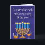 Tarjeta Festiva Hanukkah Menorah Cocktails bebe<br><div class="desc">Este diseño fue creado a partir de mi pintura de acrílico fluido única. Puede personalizarse haciendo clic en el botón personalizar y cambiando el nombre, las iniciales o las palabras. También puede cambiar el color y estilo del texto o eliminar el texto para un diseño de sólo imagen. Contáctame en...</div>