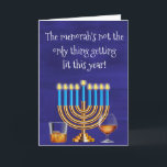 Tarjeta Festiva Hanukkah Menorah Cocktails bebe<br><div class="desc">Este diseño fue creado a partir de mi pintura de acrílico fluido única. Puede personalizarse haciendo clic en el botón personalizar y cambiando el nombre, las iniciales o las palabras. También puede cambiar el color y estilo del texto o eliminar el texto para un diseño de sólo imagen. Contáctame en...</div>