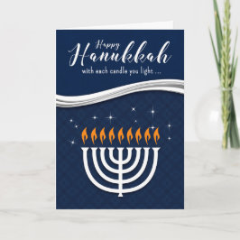 Tarjeta Festiva Hanukkah Menorah en el tema moderno azul y blanco