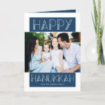 Tarjeta Festiva Hanukkah moderno | Foto<br><div class="desc">Esta divertida y sencilla tarjeta de felicitación de Hanukkah presenta una tipografía moderna y una combinación de colores azul y blanco.  Los colores se pueden personalizar,  si se desea.</div>
