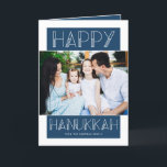 Tarjeta Festiva Hanukkah moderno | Foto<br><div class="desc">Esta divertida y sencilla tarjeta de felicitación de Hanukkah presenta una tipografía moderna y una combinación de colores azul y blanco. Los colores se pueden personalizar,  si se desea.</div>