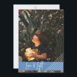 Tarjeta Festiva Hanukkah moderno y simple amor y luz<br><div class="desc">Sencillo y moderno, este diseño es una excelente manera de enviar bendiciones a amigos y familiares de este Hanukkah. El diseño presenta un azul claro con rayas diagonales blancas en la esquina inferior derecha. El texto "amor y luz" puede ser cambiado, así como todo el texto en la parte posterior....</div>