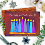 Tarjeta Festiva Hanukkah Patrón Boho Velas de paz Luz de amor rojo<br><div class="desc">"Paz, amor y luz". Un ilustracion juguetón, moderno y artístico de velas de patrón boho en una menorah te ayuda a iniciar las vacaciones de Hanukkah. Las variadas velas azules con coloridos estampados de Relieve metalizado falso cubren un fondo rico de naranja rojo ladrillo y textura. Relieve metalizado falso de...</div>