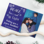 Tarjeta Festiva Hanukkah Peace Love Light Photo Snowflake Blue<br><div class="desc">Este diseño puede ser personalizado en el área proporcionada cambiando la foto y/o el texto. O puede personalizarse haciendo clic en Personalizar esta plantilla y, a continuación, eligiendo la opción de hacer clic en el personalizar y eliminando o cambiando el color del fondo, agregando texto, cambiando el color o estilo...</div>
