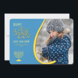 Tarjeta Festiva Hanukkah Photo Holiday Card 2<br><div class="desc">Envíe sus deseos de vacaciones con esta fantástica tarjeta de fotos personalizada con su sentimiento, nombres y foto. (vector Fiesta creado por gstudioimagen - www.freepik.com). (Foto de Navidades creada por prostooleh - www.freepik.com). La tarjeta es fácil de personalizar con su redacción, tipo de letra, color de fuente, forma de papel...</div>