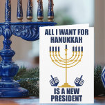 Tarjeta Festiva Hanukkah político judío anti Trump<br><div class="desc">Todo lo que quiero para Hanukkah es una nueva tarjeta presidencial para un amigo judío. Vamos a conseguir un nuevo POTUS para Chanukah. Una graciosa tarjeta de vacaciones políticas con una menorah azul y dorada.</div>