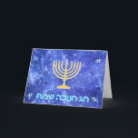 Tarjeta Festiva Hanukkah Snowstorm Menorah<br><div class="desc">Un brillante oro Hanukkah menorah y "Chag Chanukkah Sameach" (Feliz Hanukkah) en un brillante texto azul y blanco superpuesto en una imagen fractal azul y blanco que recuerda a copos de nieve en una tormenta.</div>