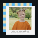Tarjeta Festiva Hanukkah, tablero de ajedrez de fotos retro azul<br><div class="desc">Feliz Hanukkah | Tarjeta de vacaciones de texto de máquina de escribir Minimalista con patrón de tablero de ajedrez en azul</div>